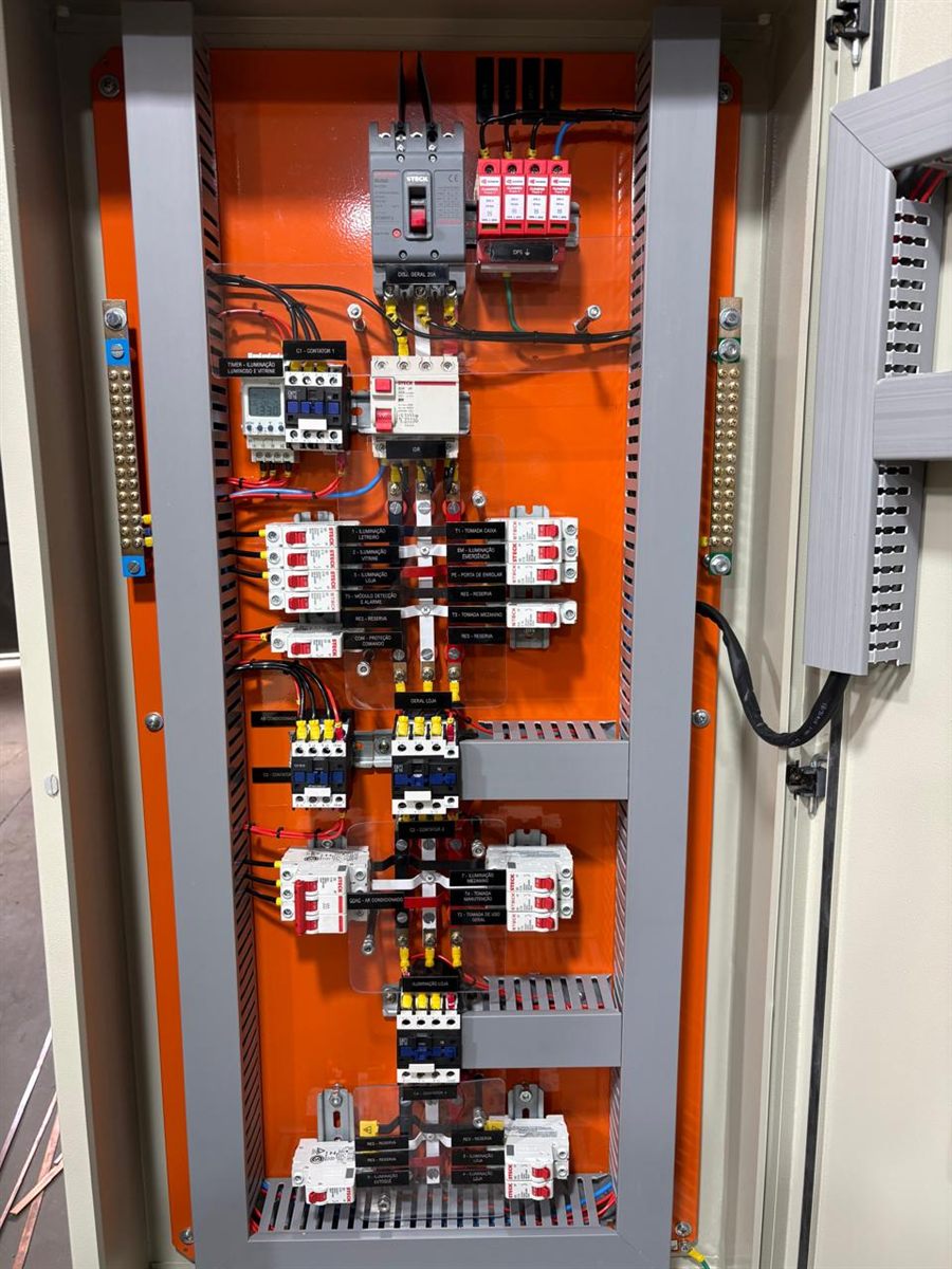 Quadro de distribuição com circuitos identificados, contatores e DPS